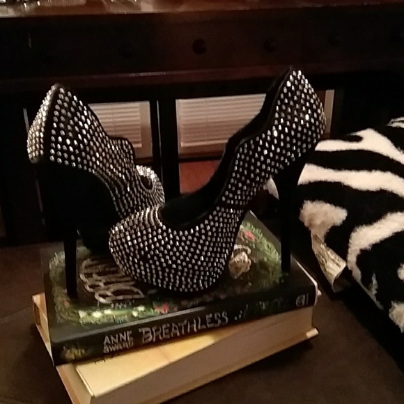 Shoes - Picture 3 of 8